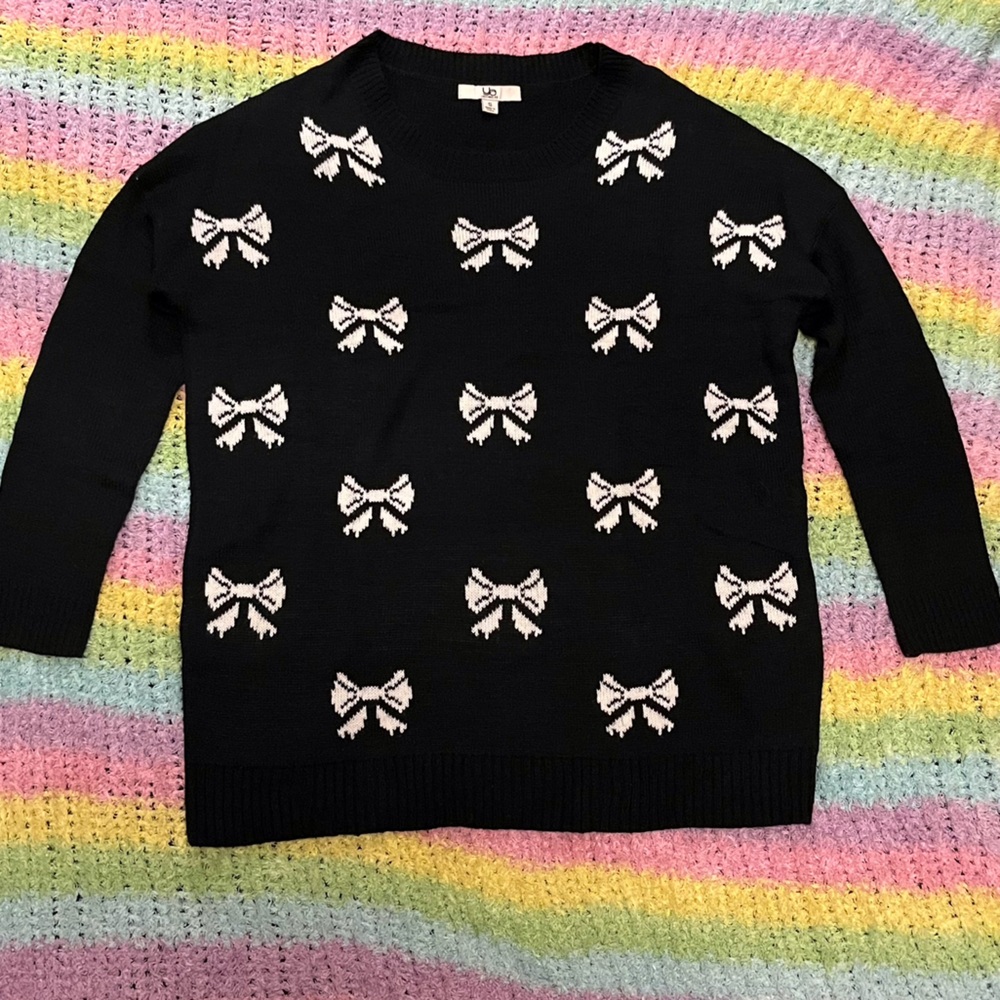 Black sweater with bow pattern